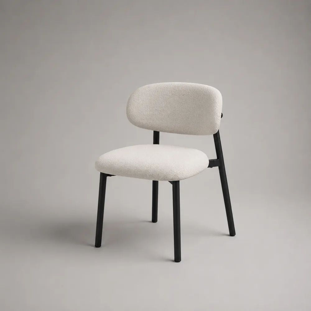 Gepolsterter Esszimmerstuhl aus Bouclé und Stahl, Cremeweiß/Schwarz, 54 × 58 × 78 cm